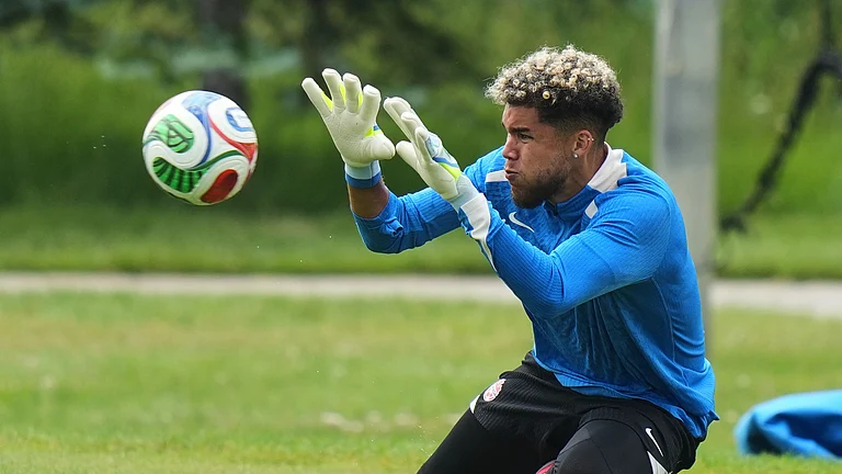 Canada goalkeeper Dayne St. Clair works out during a training session on the eve of the team's World Cup soccer match against Bosnia, Thursday, June 11, 2026, in Toronto. - (AP Photo/Stephanie Scarbrough)