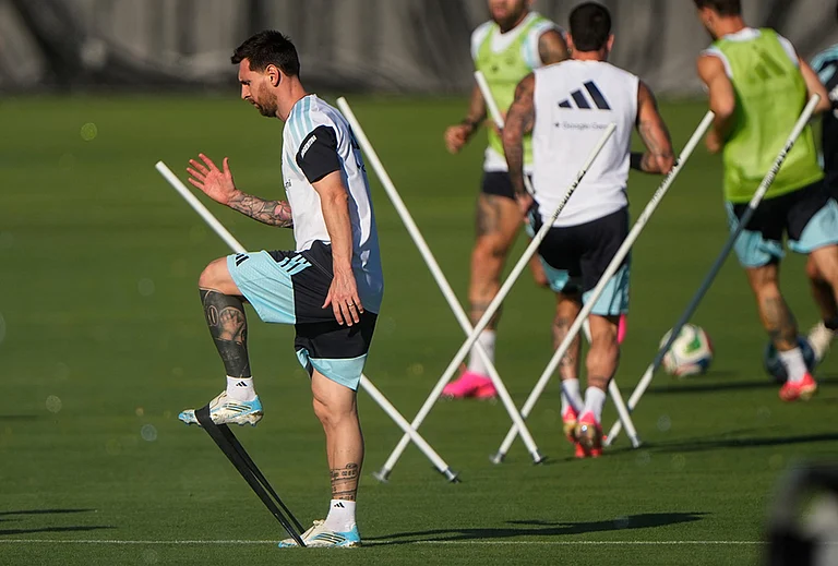 Argentina's Lionel Messi, left, practices with teammates for the FIFA World Cup soccer tournament in Kansas City, Kansas. - | Photo: AP/Charlie Riedel