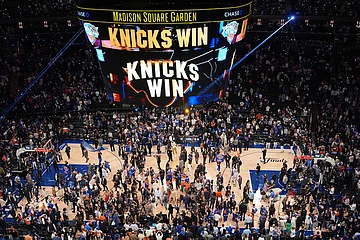 | Photo: AP/Frank Franklin II : Players and fans celebrate after the New York Knicks' victory over the San Antonio Spurs in Game 4 of the NBA Finals basketball series in New York.