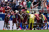AP Photo/Eugene Hoshiko : Qatar players celebrate after scoring during the World Cup Group B soccer match between Qatar and Switzerland in Santa Clara, Calif., near San Francisco, Saturday, June 13, 2026.