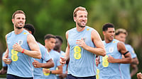 AP Photo : England's Harry Kane, center, and Jordan Henderson, left, jog with teammates during a training for the national soccer team in Palm Beach Gardens.