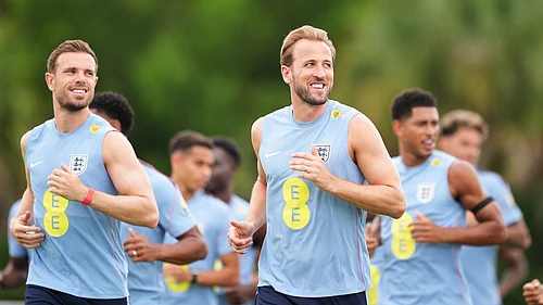 AP Photo : Englands Harry Kane, center, and Jordan Henderson, left, jog with teammates during a training for the national soccer team in Palm Beach Gardens.