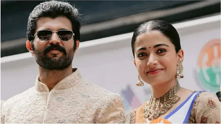Vijay Deverakonda And Rashmika Honour 180 Telangana Students - X