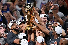 The New York Knicks celebrate with the Larry O'Brien Championship Trophy after defeating the San Antonio Spurs in Game 5 of the NBA Finals basketball series in San Antonio. - | Photo: AP/Darren Abate