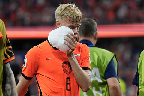 Netherlands' Jan Paul van Hecke uses ice pack during half-time break during the World Cup Group F soccer match between the Netherlands and Japan in Arlington, Texas, near Dallas, Sunday, June 14, 2026.