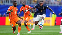 AP Photo : Ecuador's John Yeboah (9) and Ivory Coast's Ghislain Konan (3) compete for the ball during the World Cup Group E soccer match between Ivory Coast and Ecuador in Philadelphia.