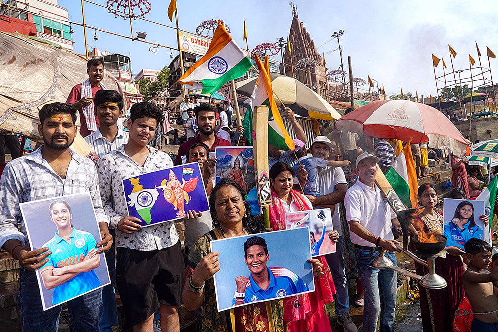 Fans suppport Indias victory in WCup