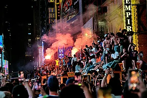 | Photo: AP/Heather Khalifa : New York Knicks fans celebrate their victory after Game 5 of the NBA Finals basketball series against the San Antonio Spurs in New York.