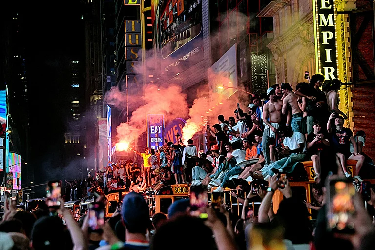 New York Knicks fans celebrate their victory after Game 5 of the NBA Finals basketball series against the San Antonio Spurs in New York. - | Photo: AP/Heather Khalifa