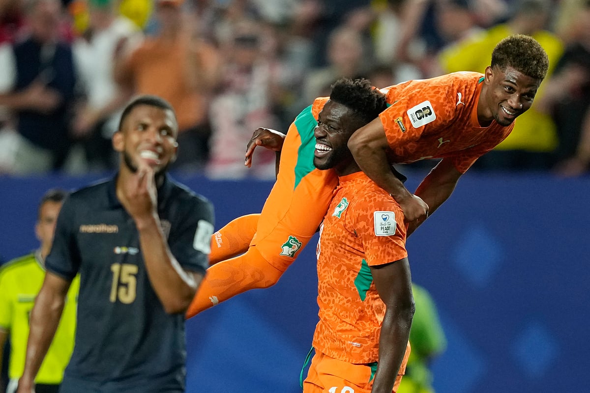 AP Photo/Matt Slocum : Ivory Coasts Ibrahim Sangare carries teammate Amad Diallo after defeating Ecuador in a World Cup Group E soccer match in Philadelphia, Sunday, June 14, 2026.