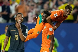AP Photo/Matt Slocum : Ivory Coast's Ibrahim Sangare carries teammate Amad Diallo after defeating Ecuador in a World Cup Group E soccer match in Philadelphia, Sunday, June 14, 2026.