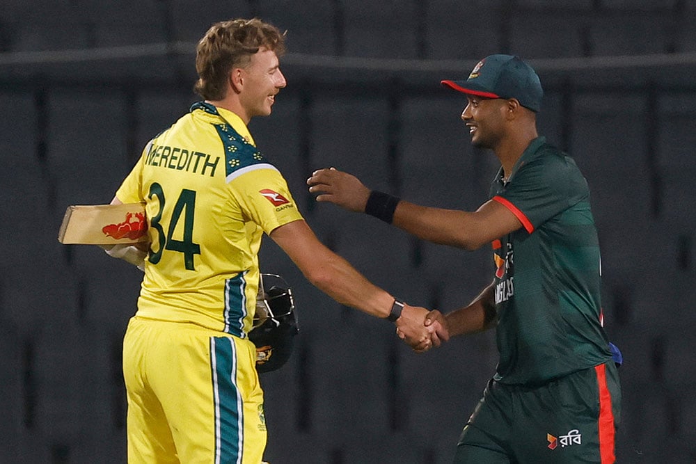 Australia won by 1 wicket with 3 balls remaining