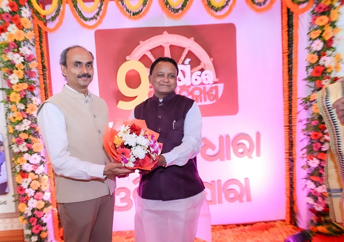 CM Mohan Majhi being received at an event
