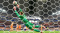 AP Photo/Tony Guttierez : Netherlands goalkeeper Bart Verbruggen (1) is beaten by a header from Japan's Daichi Kamada (15) for their second goal during the World Cup Group F soccer match between the Netherlands and Japan in Arlington, Texas, near Dallas, Sunday, June 14, 2026.