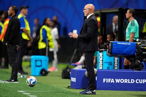 Spain head coach Luis de la Fuente instructs his players during the World Cup Group H soccer match between Spain and Cape Verde in Atlanta, Monday, June 15, 2026.