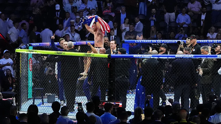 Justin Gaethje celebrates after defeating Ilia Topuria in a lightweight title bout during UFC Freedom 250 on the South Lawn of the White House, Monday, June 15, 2026, in Washington - (AP Photo/Jacquelyn Martin, Pool)