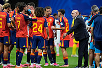 AP Photo/Mike Stewart : Spain head coach Luis de la Fuente instructs his players during the World Cup Group H soccer match between Spain and Cape Verde in Atlanta, Monday, June 15, 2026.
