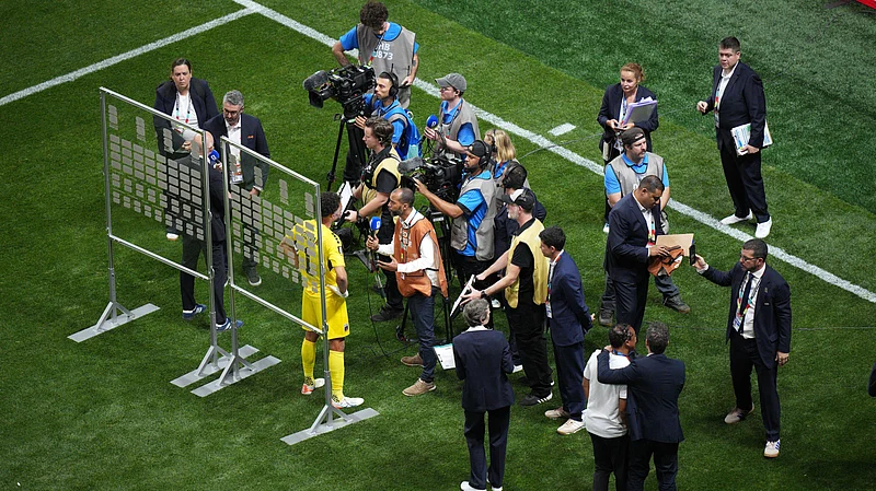 AP Photo/Jacob Kupferman : Cape Verde goalkeeper Vozinha (1) talks with the media after a tie during the World Cup Group H soccer match between Spain and Cape Verde in Atlanta, Monday, June 15, 2026.