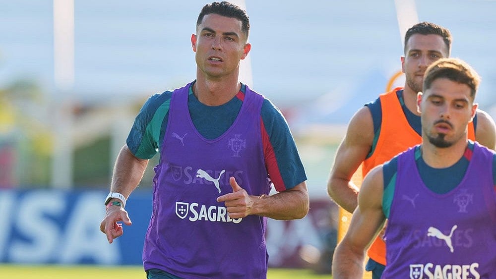 Portugal's Cristiano Ronaldo warms up during the men's national soccer team training session ahead of their FIFA World Cup soccer tournament in Palm Beach Gardens, Fla. - Photo: AP/Marta Lavandier