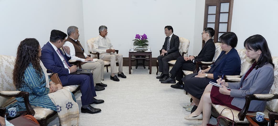 Chief Minister Chandrababu Naidu Meets Singapore Prime Minister Lawrence Wong - null