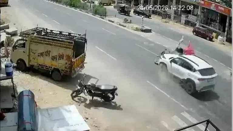 Two killed as speeding trailer hit their motorcycle in Jaipur - null