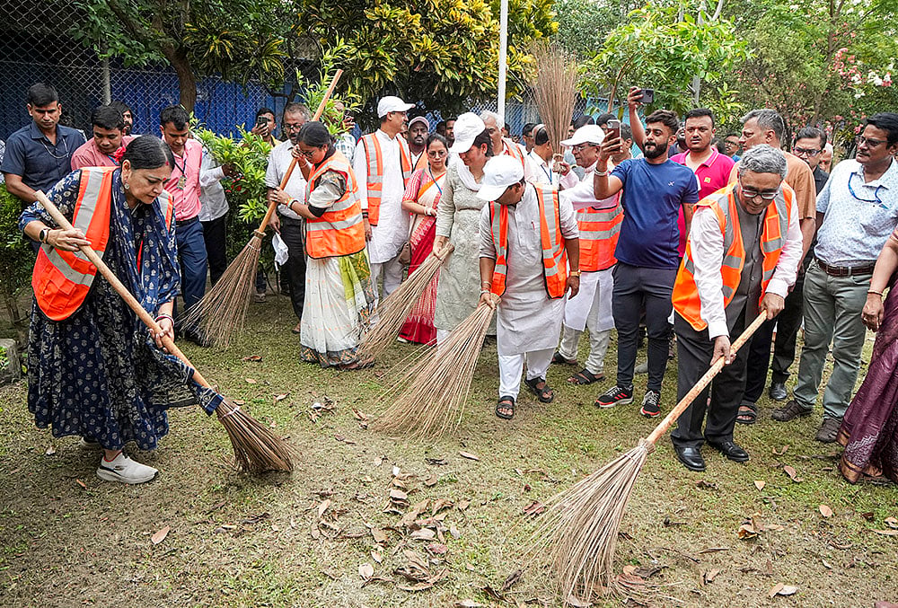 Swapan Dasgupta join cleanliness drive in Kolkata