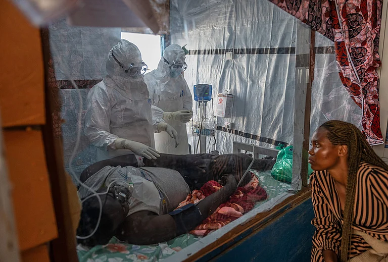 Health workers tend to an Ebola patient at the Rwampara Treatment Center in Ituri, Congo. - | Photo: AP/Moses Sawasawa