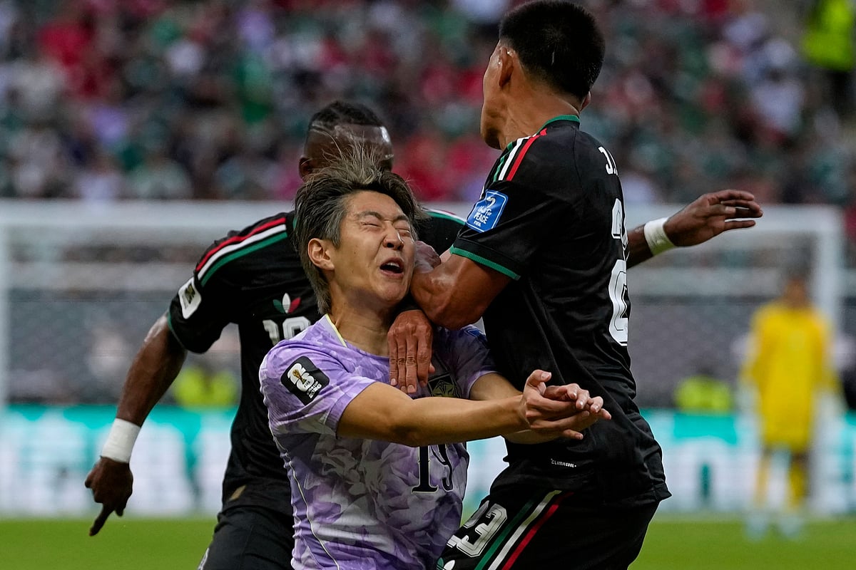 South Korea's Lee Kang-in (19), center, fights for the ball with Mexico's Jesus Gallardo (23), right, during the World Cup Group A soccer match between Mexico and South Korea in Zapopan, near Guadalajara, Mexico, Thursday, June 18, 2026. - AP Photo/Ricardo Mazalan