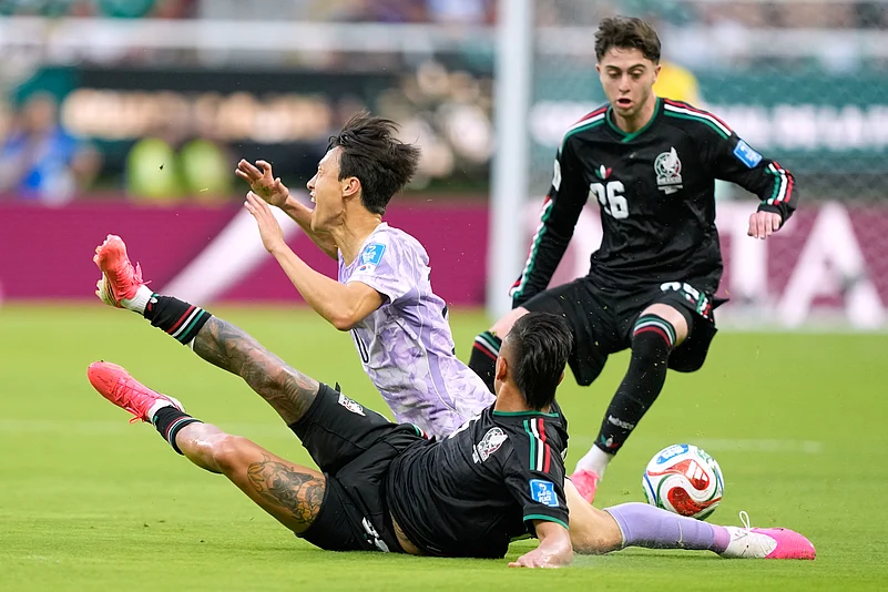 Mexico vs South Korea FIFA World Cup 2026 Group A Lee Jae-sung tackled by Roberto Alvarado AP Photo