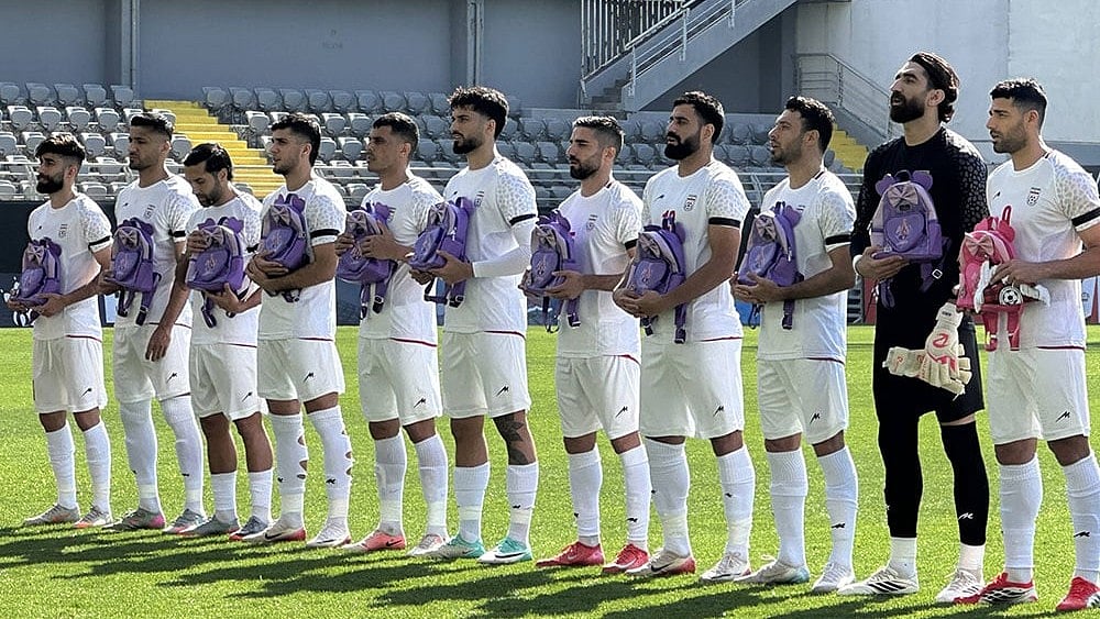 The Iranian national team, National team players appear at the ceremony wearing black armbands and carrying girls school backpacks to protest the bombing of Shajareh Tayyebeh girls elementary school in Minab and the US-Israel strikes in Iran ahead of the friendly match between Iran and Nigeria at the Mardan Sports Complex in Antalya, Turkiye - | Photo: IMAGO/Stringer