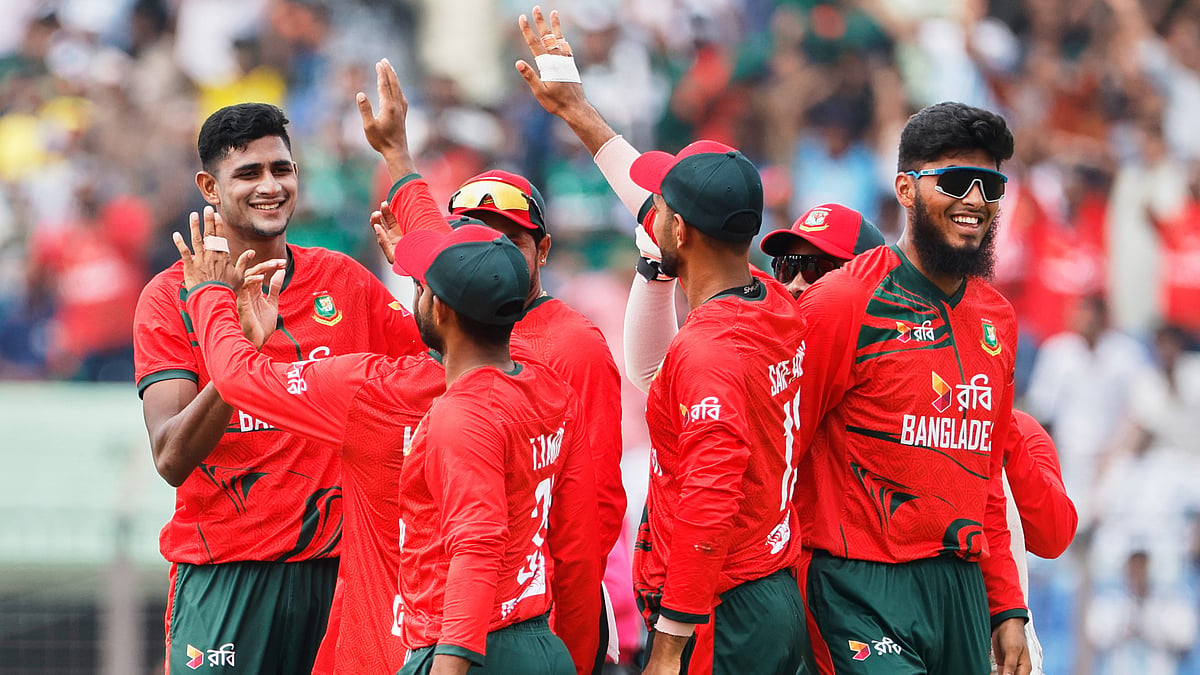 Bangladesh's players celebrates the wicket of Australia's Cooper Connolly during the second T20 international cricket match between Australia and Bangladesh, in Chattogram, Bangladesh, Friday, June 19, 2026 - (AP Photo/Mosaraf Hossain)