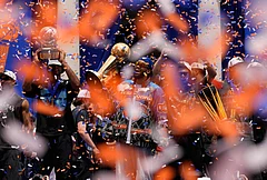 New York Knicks center Karl-Anthony Towns, center, celebrates with teammates during the New York Knicks' NBA championship parade in New York. - | Photo: AP/Yuki Iwamura