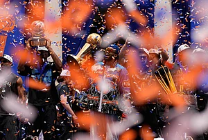| Photo: AP/Yuki Iwamura : New York Knicks center Karl-Anthony Towns, center, celebrates with teammates during the New York Knicks' NBA championship parade in New York.
