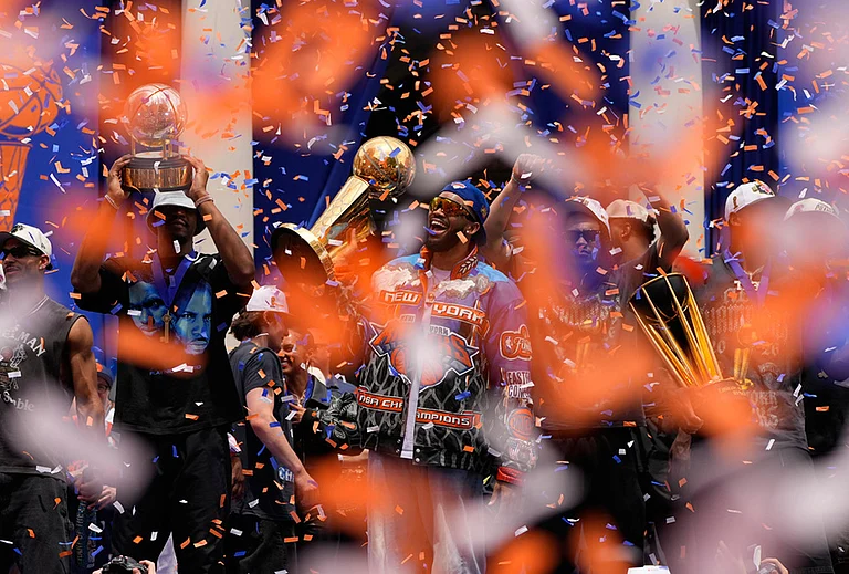 New York Knicks center Karl-Anthony Towns, center, celebrates with teammates during the New York Knicks' NBA championship parade in New York. - | Photo: AP/Yuki Iwamura