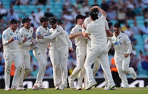 Ben Whitley/PA via AP : New Zealand's Kyle Jamieson is mobbed by team-mates after England's James Rew is caught on day four of the Second Rothesay Test cricket match.
