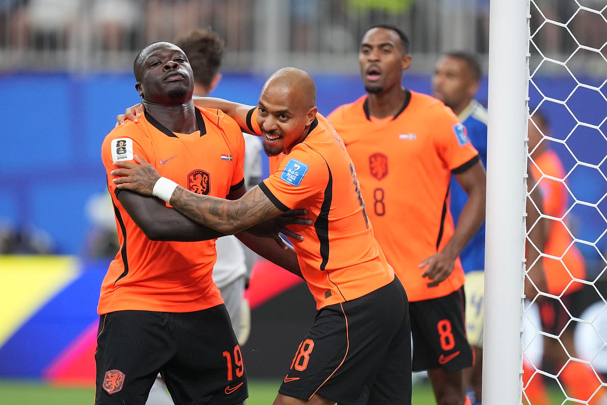 AP/Eric Gay : Netherlands' Brian Brobbey, left, celebrates with Donyell Malen after scoring his side's opening goal against Sweden during a World Cup