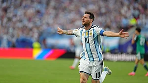(AP Photo/Ed Zurga) : Argentina's Lionel Messi (10) celebrates after scoring the opening goal during the World Cup Group J soccer match between Argentina and Algeria in Kansas City, Mo., Tuesday, June 16, 2026
