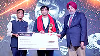 AFI : Neeraj Chopra receiving best athlete award from Union Minister Mansukh Mandaviya