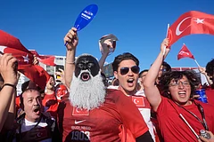 urkish fans gather outside the stadium before the World Cup Group D soccer match between Turkey and Paraguay in Santa Clara, California, near San Francisco, on Friday, June 19, 2026 - (AP Photo/Jeff Chiu)