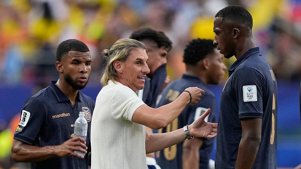 Ecuador head coach Sebastian Beccacece talks to Ecuador's Willian Pacho during a World Cup Group E soccer match against Ivory Coast in Philadelphia. - AP Photo/Matt Slocum