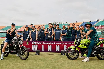 | Photo: AP/Mosaraf Hossain : Australia's players pose with the trophy after winning the T20 cricket series against Bangladesh, in Chattogram, Bangladesh.