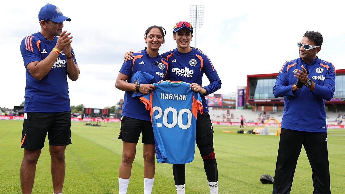  Vice-captain Smriti Mandhana and Head Coach Amol Muzumdar present Harmanpreet Kaur with a special '200' jersey & cap signed by the entire squad before her 200th match. - X/BCCI