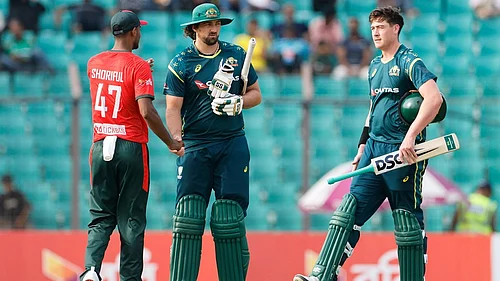 AP Photo/MOSARAF HOSSAIN : Bangladeshs Shoriful Islam congratulates Australias Tim David after Australia won the third T20 international cricket match against Bangladesh, in Chattogram, Bangladesh, Sunday, June 21, 2026.