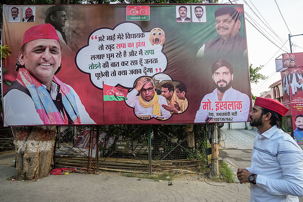 Banner put up in LKO amid SP-SBSP war of words