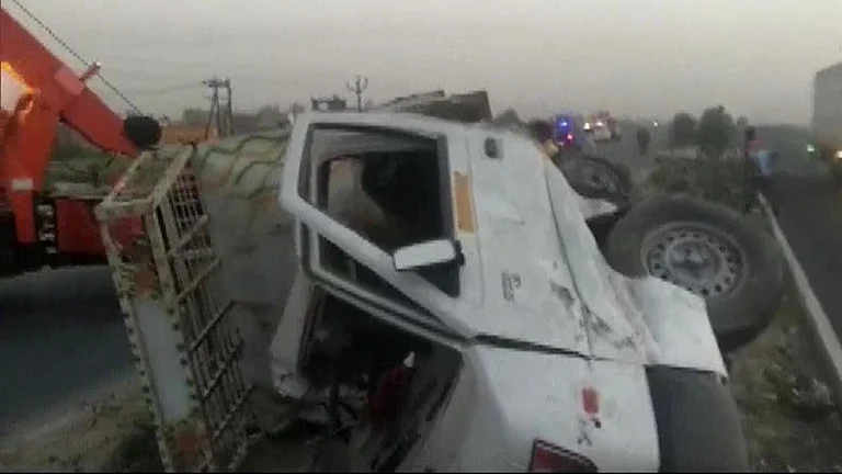 Six Killed, 21 Injured as Truck Hits Pick-Up Van in MP's Chhindwara - Representative Image