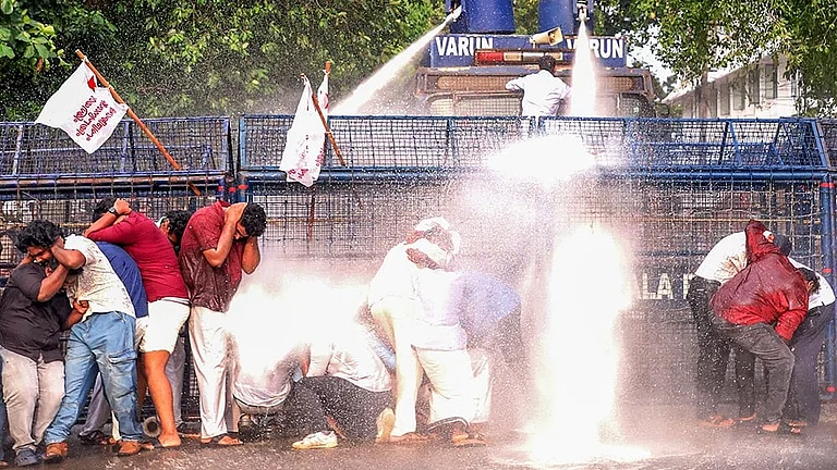 PM SHRI Protest Turns Tense as Police Use Water Cannons on CPI Activists Near Kerala Assembly - Photo: PTI