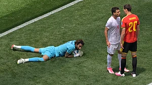 AP/Jayne Kamin-Oncea : Iran's Shoja Khalilzadeh (4) and Belgium's Hans Vanaken (20) echenche words during the World Cup Group G soccer match
