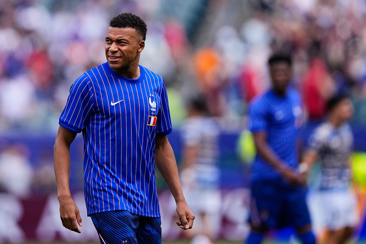 France's Kylian Mbappe (10) warms up ahead of the World Cup Group I soccer match between France and Iraq in Philadelphia, Monday - Petr David Josek/AP