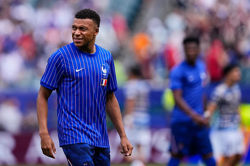 Petr David Josek/AP : Frances Kylian Mbappe (10) warms up ahead of the World Cup Group I soccer match between France and Iraq in Philadelphia, Monday