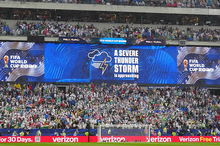 Fans are warned to seek shelter from approaching thunder storm during the World Cup Group I soccer match between France and Iraq in Philadelphia, Monday, June 22, 2026 - AP/Derik Hamilton
